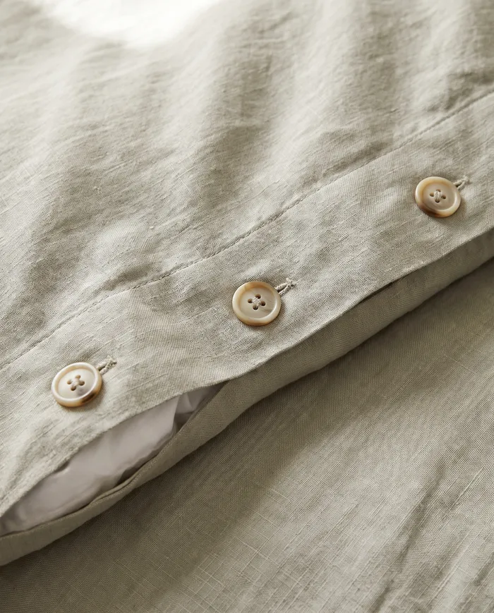 Linen duvet cover: the buttons up close