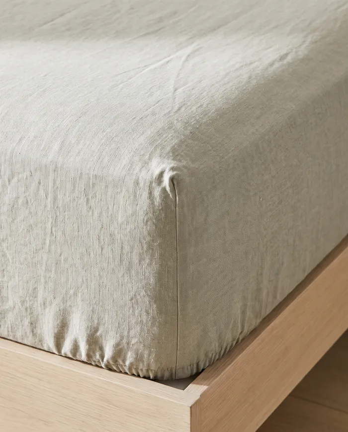 Linen sheet set: the corner up close